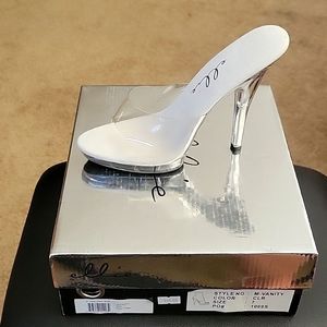 Ellie 5" clear heal. Size 7. Style: M-Vanity
